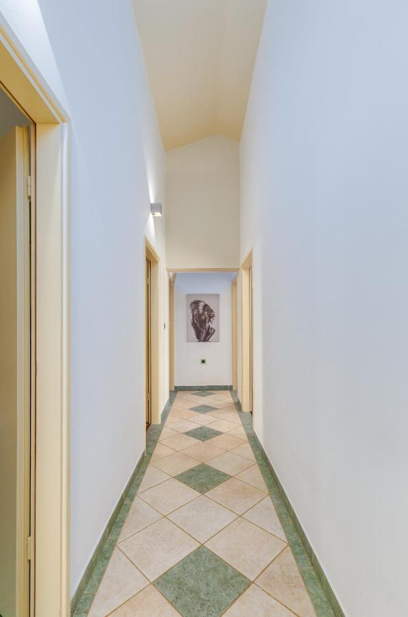 Villa Ostone Pula Exteriör bild